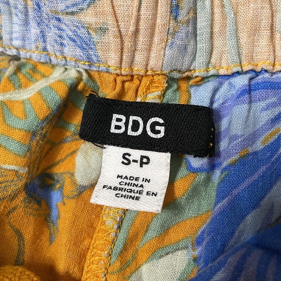 BDG Urban Outfitters reverse Hawaiian print shorts - Picture 2 of 8
